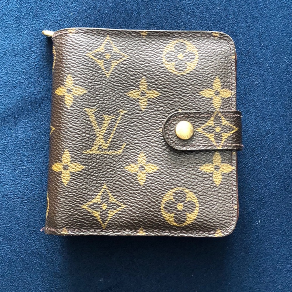Louis Vuitton Monogram Canvas wallet - like NEW